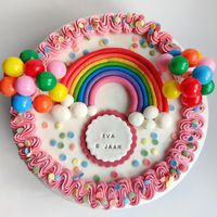 verjaardagstaart met regenboog bovenkant