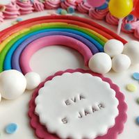 verjaardagstaart met regenboog detail