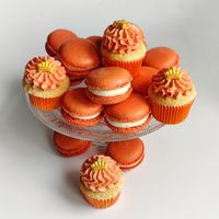 Koningsdag 2023 oranje macarons en mini cupcakes