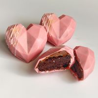 roze chocolade geohart met brownie en karamel